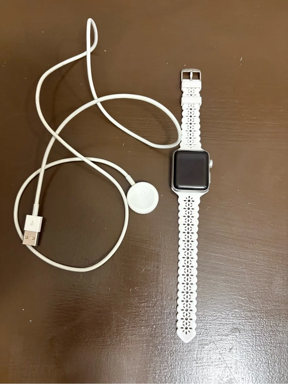 Apple Series 3. 38mm. Smartwatch, Silicone Band and Magnetic Charger.